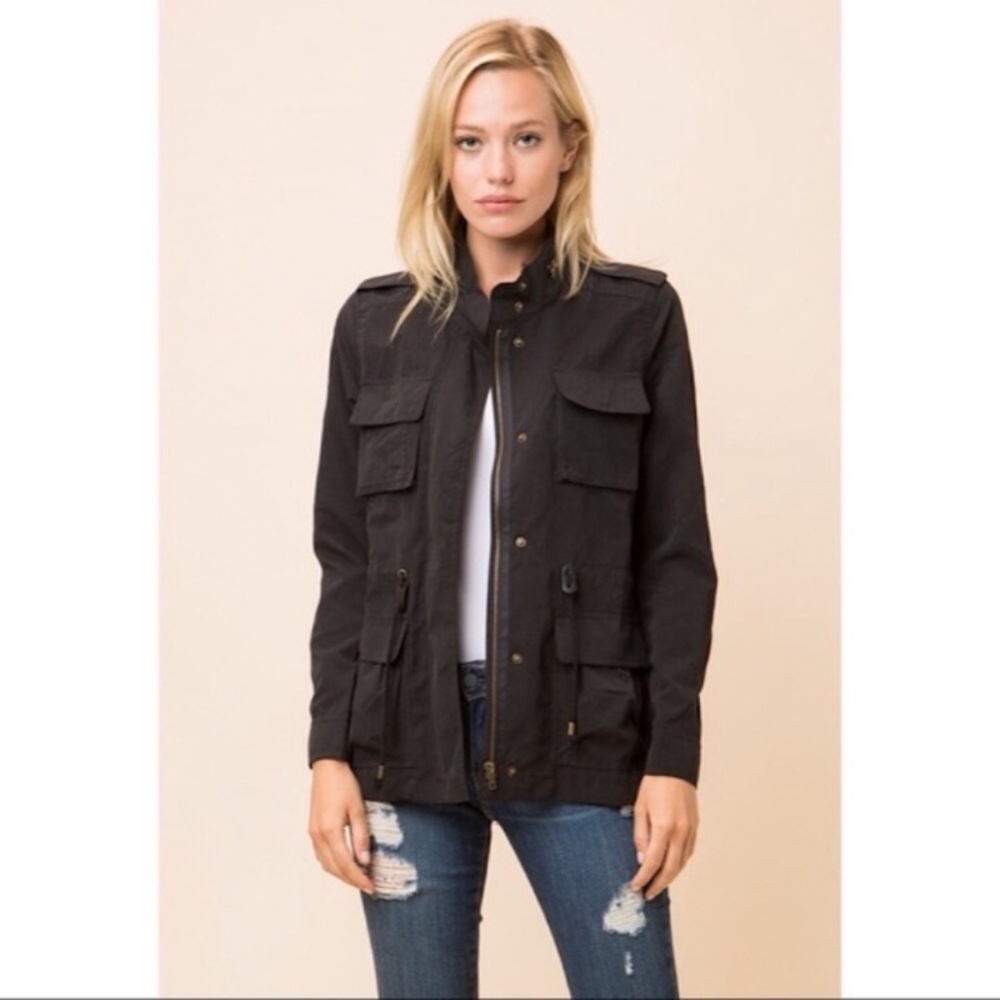 Long sleeve zippered detailed jacket